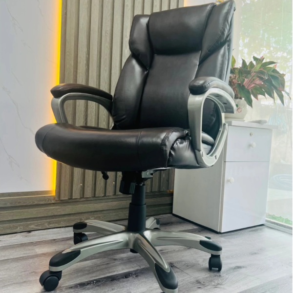 Tránh tiếp xúc vật nhọn, cứng với bề mặt da bọc của ghế