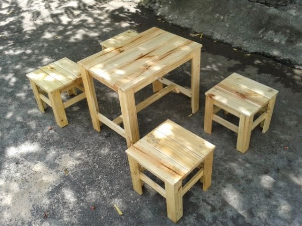 Ghế gỗ cafe phong cách mini nhỏ gọn và thuận tiện