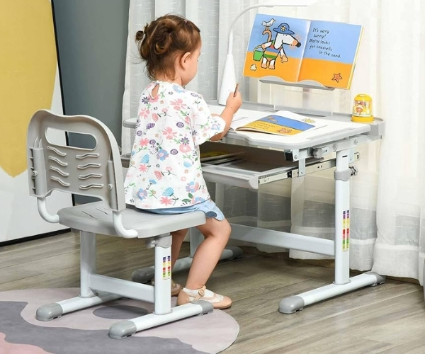  Ghế cố định 4 chân vững chắc là lựa chọn phù hợp hơn cho bé lớp 1