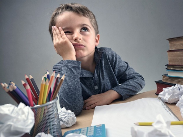 Ngồi học sai tư thế gây gù vẹo cột sống và cách phòng chống