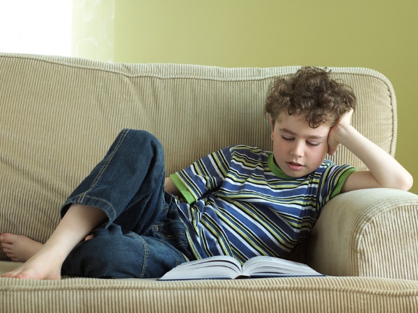 Duy trì tư thế này trong thời gian dài dễ khiến trẻ bị gù lưng sớm