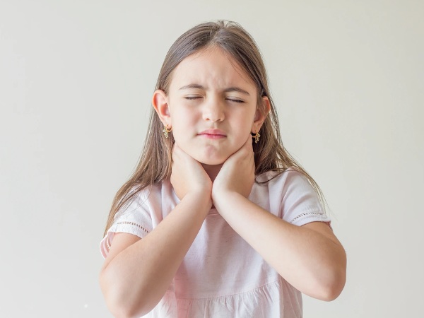 Trẻ than mỏi lưng, đau cổ khi học lâu