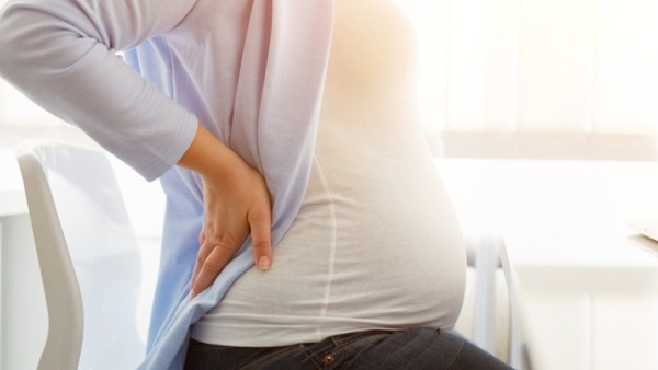 Chọn sai ghế ghế ngồi làm việc khiến bà bầu​ bị đau lưng dưới