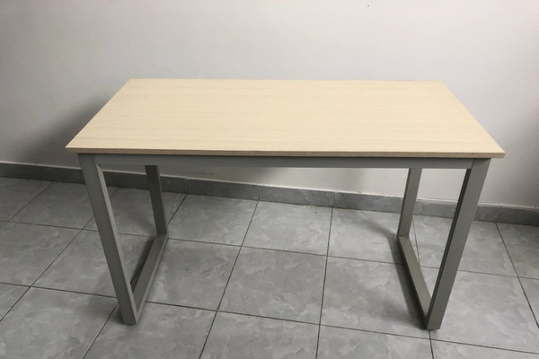 Bàn chân sắt chữ U 120cm là lựa chọn phổ biến nhất cho văn phòng tầm trung, giá tốt