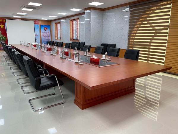 Mẫu 1: Bàn họp hội trường thiết kế sang trọng, phù hợp không gian hội nghị doanh nghiệp