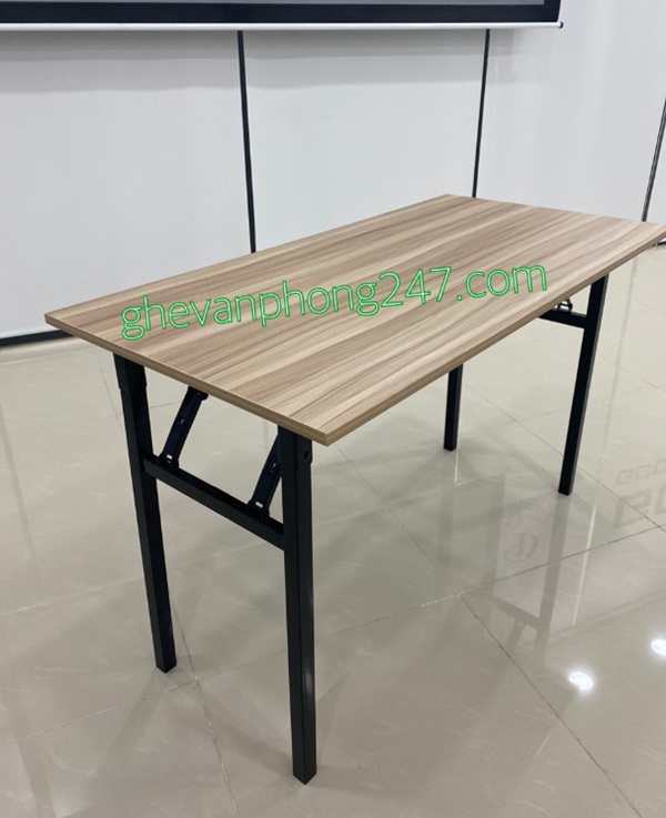 Bàn gấp chân sắt mặt gỗ đơn giản, tiện lợi cho không gian nhỏ