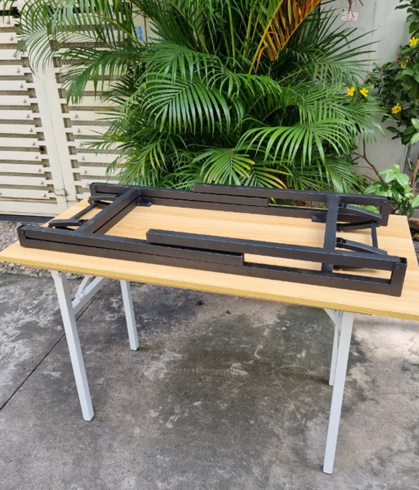 Bàn gấp gọn bàn chân sắt, dễ dàng thao tác và tiết kiệm diện tích