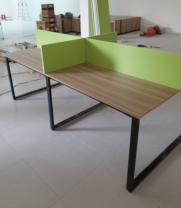 Cụm bàn nhân viên 4 vị trí tạo điểm nhấn trẻ trung với vách ngăn gỗ màu xanh cốm