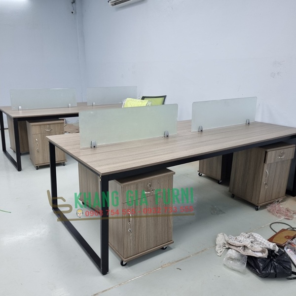 Module bàn làm việc 4 người chuyên nghiệp, trang bị hộc tủ di động riêng biệt