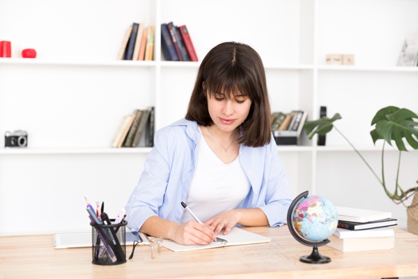 Mua bàn làm việc chất lượng ở đâu tại TPHCM?